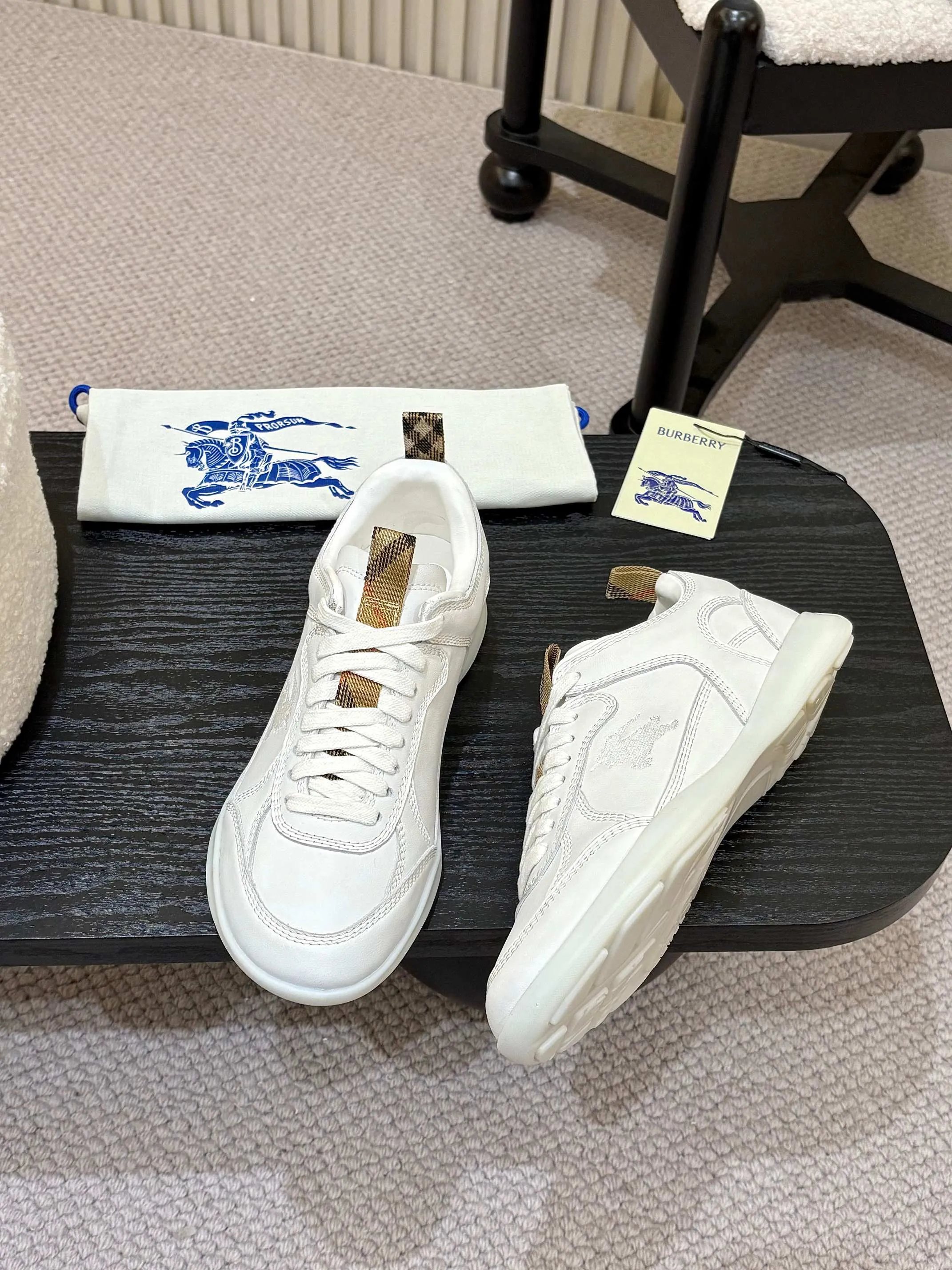 Men's shoes 💰640 Burberry's popular casual sneakers, debuted at the brand's 2025 summer fashion show. Made of refined Italian leather with tonal topstitching details, it's inspired by sporty design. Paired with lightweight soles and Burberry checkered shoe tabs, embellished with embroidery of the brand's Equestrian Knight logo (EKD) ✅Fabric: frosted/grained cowhide ✅Lining: sheepskin ✅Outsole: ultra-light rubber sole ✅Color: black/white/apricot available ✅Size: Men's 39-46 (45, 46 customized)